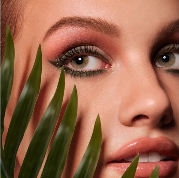 NIB - BUXOM TIKI BAR EYESHADOW PALETTE - Picture 3 of 4